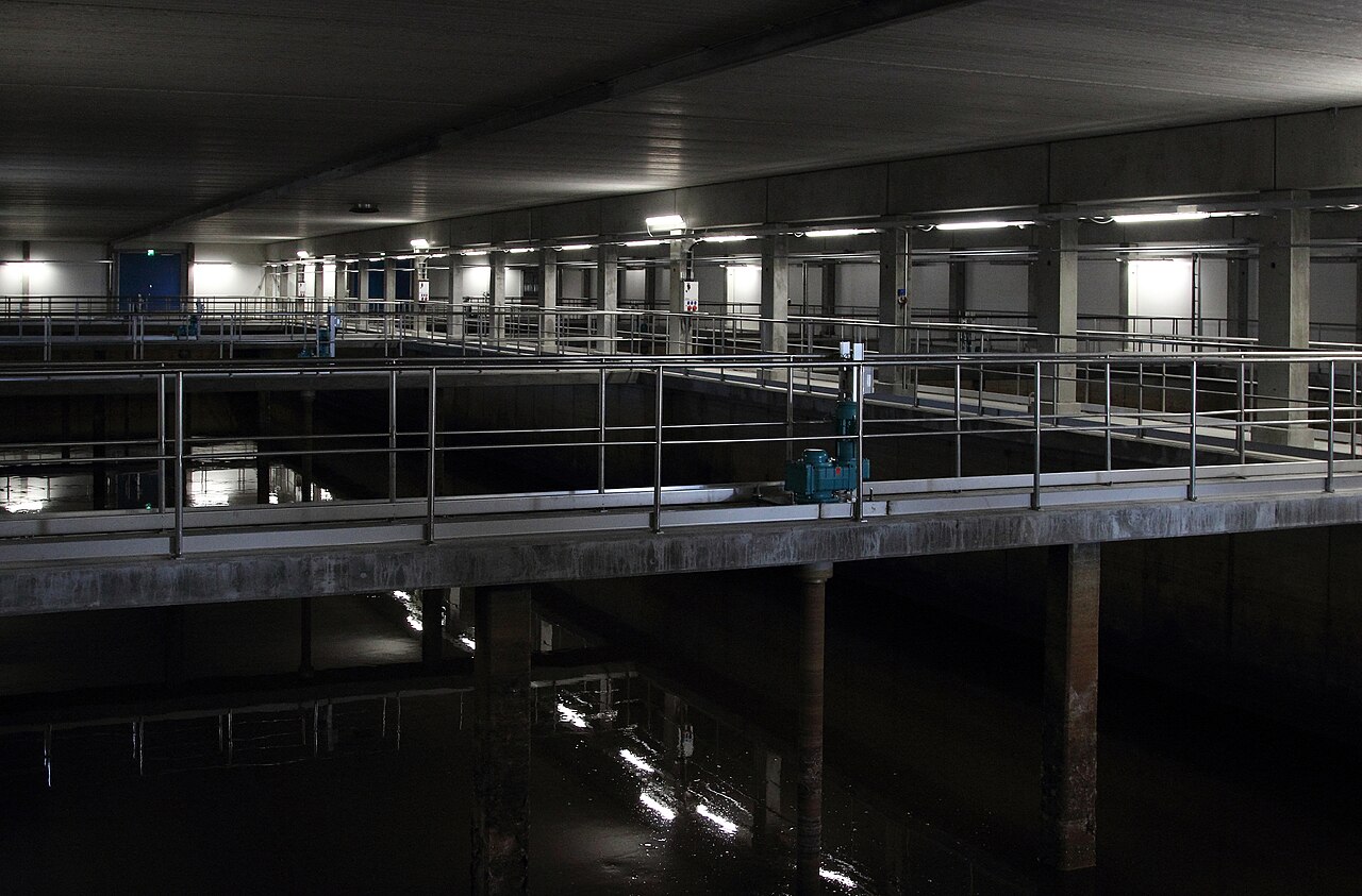 Tanques no interior de uma estação de tratamento de esgoto